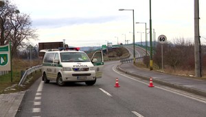Nehoda na hraničnom priechode. Vodič prišiel o život ešte pred nárazom do zvodidiel