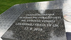 Lekárska fakulta UK má svoju časovú schránku. Obsahuje obraz o prvých 100 rokoch fakulty