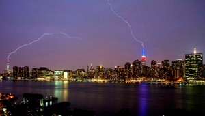 Unikátna fotka. Blesky zasiahli dva najvyššie mrakodrapy