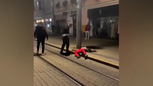 Brutálna bitka v hlavnom meste: Obeť po kopanci do hlavy zostala ležať na zemi