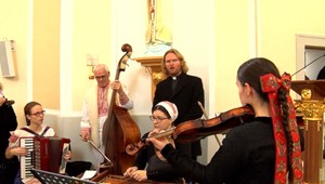 Kňaz spieval na trojkráľovej omši ako spevák. Doprevádzali ho folkloristi