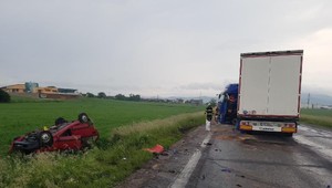 Po zrážke s kamiónom zostal muž zakliesnený v aute, pri prevoze do nemocnice zomrel