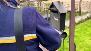Poštárky odmietajú doručiť poštu do obce, pretože sa boja túlavých agresívnych psov