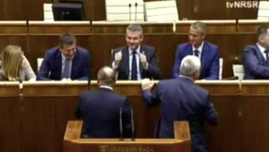 Rozhovor, ktorý nemal nikto počuť. Pellegrini a ministri o nápise kotlebovcov