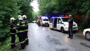Auto sa prevrátilo a následne zrútilo dolu zrázom. Sedel v ňom aj 3-ročný chlapec