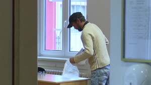 Muž čelí rozsudku za vyhrážanie zabitím. Prečo sa jeho proces predlžoval?