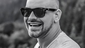 Slovenský dídžej po strašnej autonehode! TOTO sú prvé správy z nemocnice