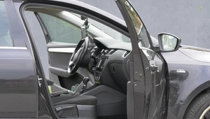 Mladík v noci preskočil plot, vylomil okno, ukradol kľúče od auta a hotovosť