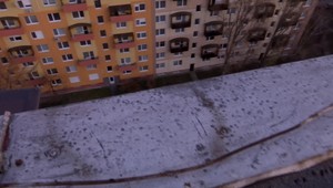 V Komárne dievča skočilo zo strechy paneláka