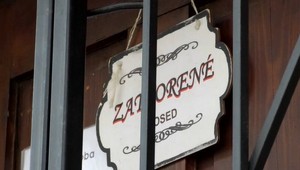 Nevhodné správanie náčelníka mestskej polície v bare museli krotiť policajti