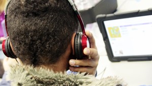 Hlasná hudba v slúchadlách môže viesť k hluchote, nebezpečenstvo predstavuje aj mestský hluk