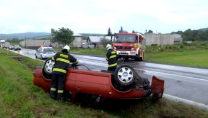 Mladá vodička pred jazdou pila, skončila na streche
