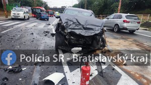 Dopravná nehoda viacerých vozidiel v Bratislave: Zranili sa traja ľudia