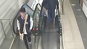 Muž sotil do trolejbusu chlapca, polícia v súvislosti s prípadom pátra po mužovi na fotke