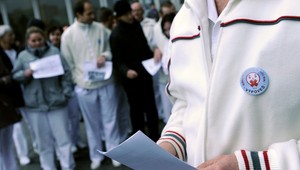 Lekári sa nevedia dohodnúť s poisťovňami. Doplatiť na to môžu pacienti