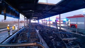 Na diaľnici D1 v Prahe zhorel do tla autobus