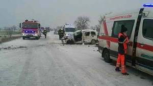 Čelná zrážka áut na zasneženej ceste. Zranili sa tri osoby