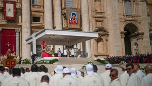 Tisíce ľudí sa zišli vo Vatikáne na kanonizácii Carla Acutisa