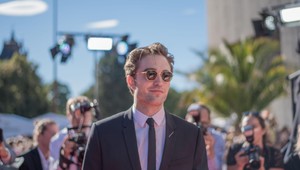 Filmový festival v Karlových Varoch skončil! Robert Pattinson sa na červenom koberci venoval najmä fanúšikom!