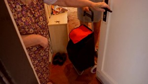 Dôchodkyňa si myslela, že prišiel manžel. V spálni ale prichytila zlodeja