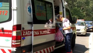 Dlhé vlasy, sukňa a lodičky. Záchranári išli ošetriť zranenú vodičku a zažili poriadne prekvapenie