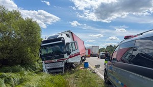 Nehoda pri Krupine uzavrela hlavnú cestu. Zrazil sa kamión s dvomi autami