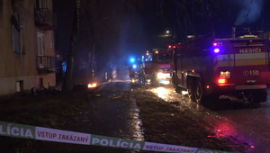 Výbuch plynu v bytovke zranil troch mužov. Pred výbuchom muž údajne cítil plyn