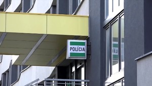 Policajtka mala v kancelárii kameru aj mikrofón. Netušila o nich