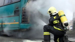 Na východe začal počas jazdy horieť autobus, ľudia v šoku vyskakovali