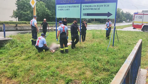 Dezorientovaná žena spadla do potoka. Pomáhal jej okoloidúci a hasiči