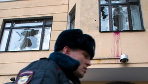 Dav Rusov napadol tureckú ambasádu, do budovy hádzali kamene či vajcia