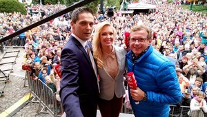 Kým jedni vysielajú z námestia, druhí hrajú v štúdiu karty