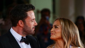 Ben Affleck a JLo prvýkrát spolu na červenom koberci! Bodyguarda už nepotrebuje, Ben ju chránil telom!