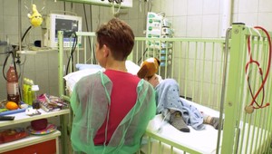 Stav malého Martinka, ktorého dobil vlastný otec sa zlepšil. Na Vianoce by mohol byť doma