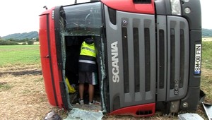 Neďaleko Vranova nad Topľou havaroval kamión, jeden mŕtvy