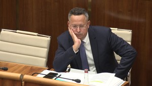 Poslanci schválili prvé zákony zo šetriaceho balíčka. Zdražujú tabak a sladené nápoje