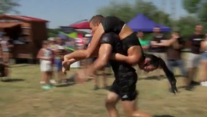 Skúsili by ste súťaž v nosení manželiek? Víťazný pár prezradil recept na úspech