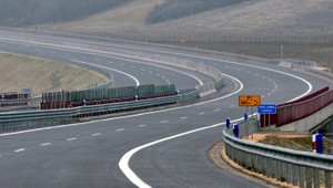 Český autobus zasiahli vo Francúzsku výstrely, črepiny zranili šesť ľudí