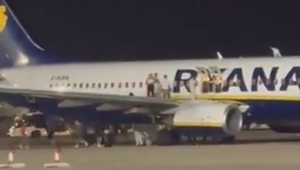 Pri falošnom požiari lietadla sa zranilo 18 ľudí. Pasažieri skákali z krídla na pristávaciu plochu