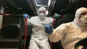 VIDEO: Českí hasiči zvážajú svojich občanov z Európy domov. Humor ich však neopúšťa