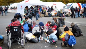 Utečenci tesne pred cieľom. Tisíce uviazli v Rakúsku, na Nemecko len pozerajú