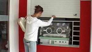 Ohrozené hniezda záchrany. Právo na život či identitu?