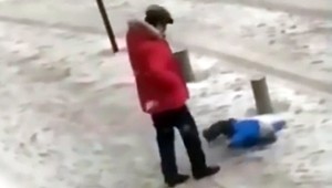 VIDEO: Otec surovo kopol do svojho malého syna. Ten sa v snehu nevedel postaviť