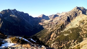 Inverzia mení vrcholy tatranských štítov na slnkom zaliate ostrovčeky