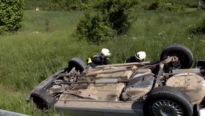 Vodička nezvládla zákrutu. Auto sa po náraze prevrátilo na strechu