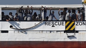 Členské štáty EÚ príjmu migrantov z rybárskej lode. O pomoc ich požiadal taliansky premiér