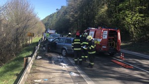 Po zrážke troch áut musel vrtuľník previesť zranené dieťa do nemocnice