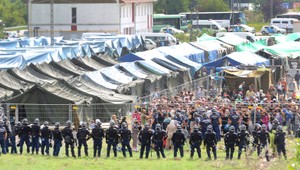 Zo záchytného tábora na srbsko-maďarských hraniciach utiekli migranti