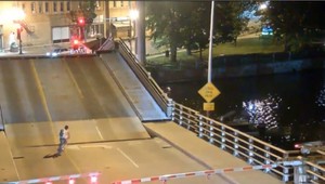 Žena sa rozhodla prebicyklovať most. Odrazu sa ale otvoril