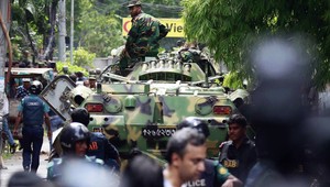 Zákazníci jedli v reštaurácii. Dnu vtrhli ozbrojenci a začali strieľať